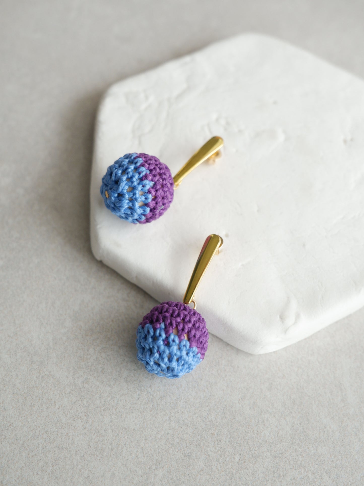 Hana colorblock crochet bead danglers- Blueberry